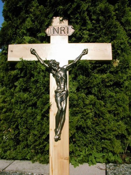 Bronzeguß auf Lärchenholzkreuz