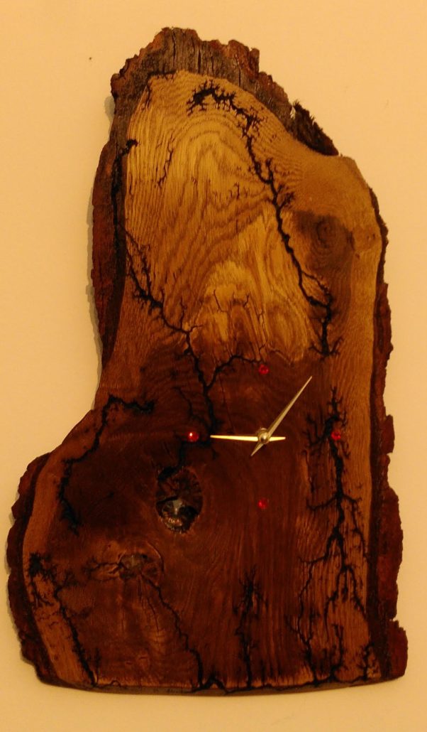 Uhren aus verschiedensten heimischen Holzarten zum Teil in Upcycling u. Lichtenberg Mikrowellen Brenntechnik