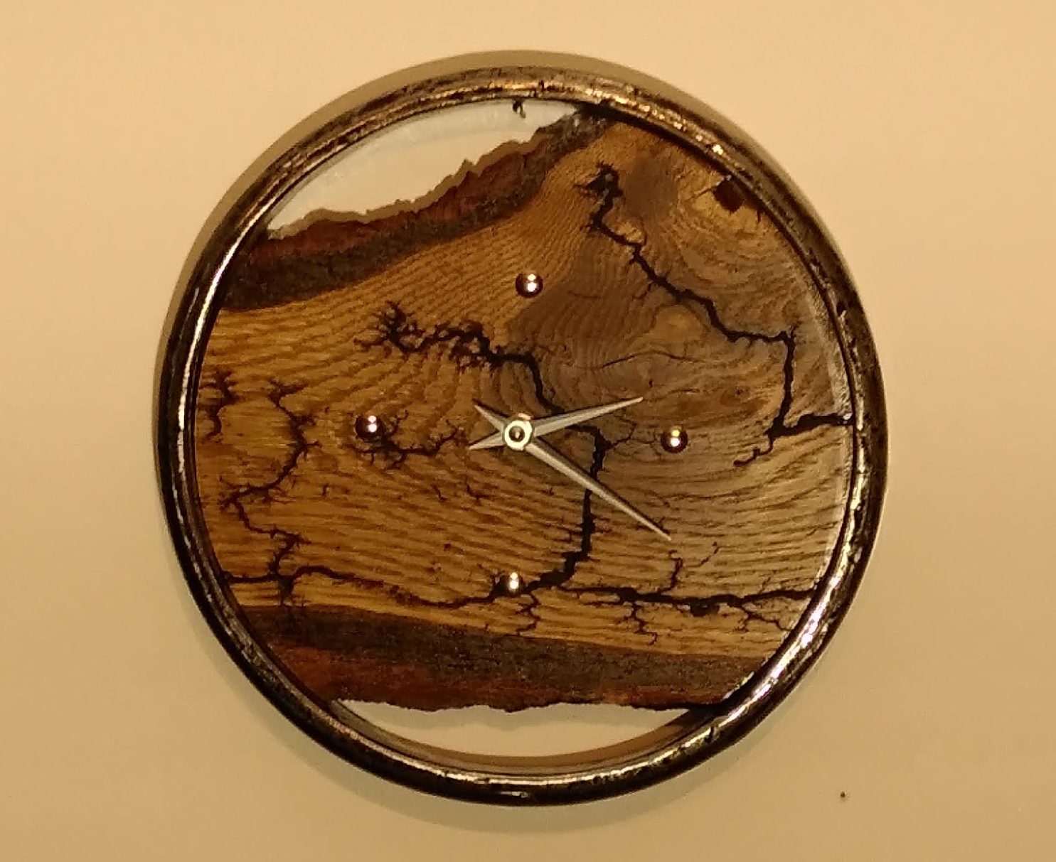 Uhren aus verschiedensten heimischen Holzarten zum Teil in Upcycling u. Lichtenberg Mikrowellen Brenntechnik