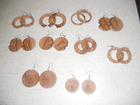 Ohrgehänge aus verschiedenen Holzarten und mit Nickelfreier Befestigung